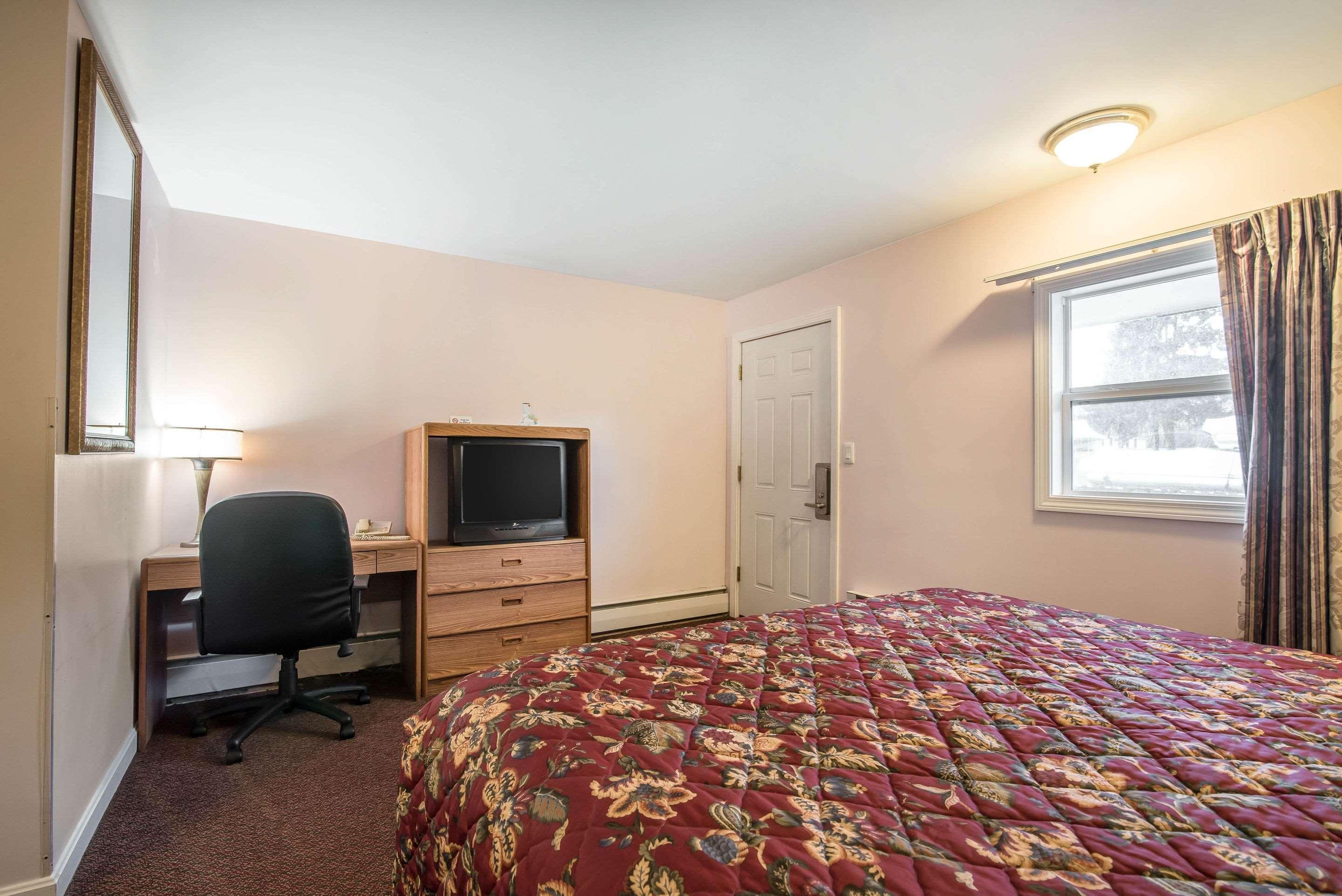 Rodeway Inn Bellows Falls Exterior photo