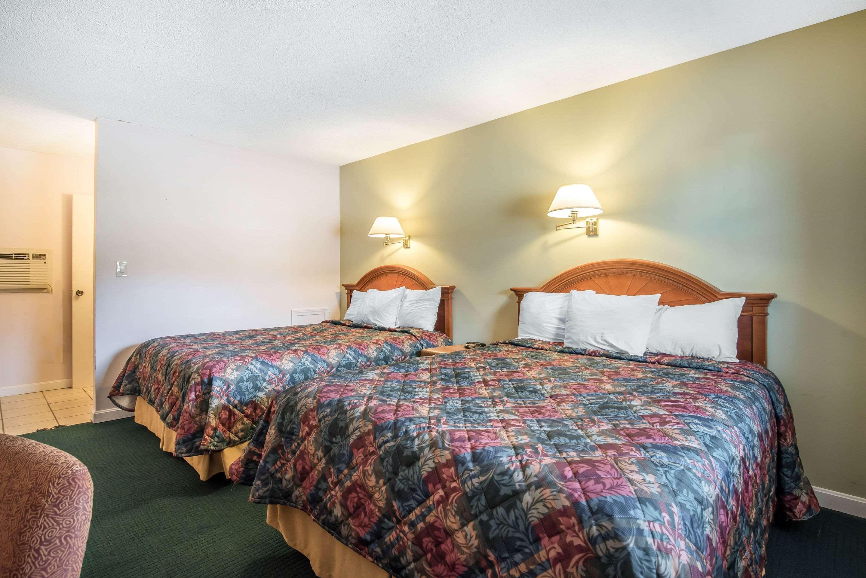 Rodeway Inn Bellows Falls Exterior photo