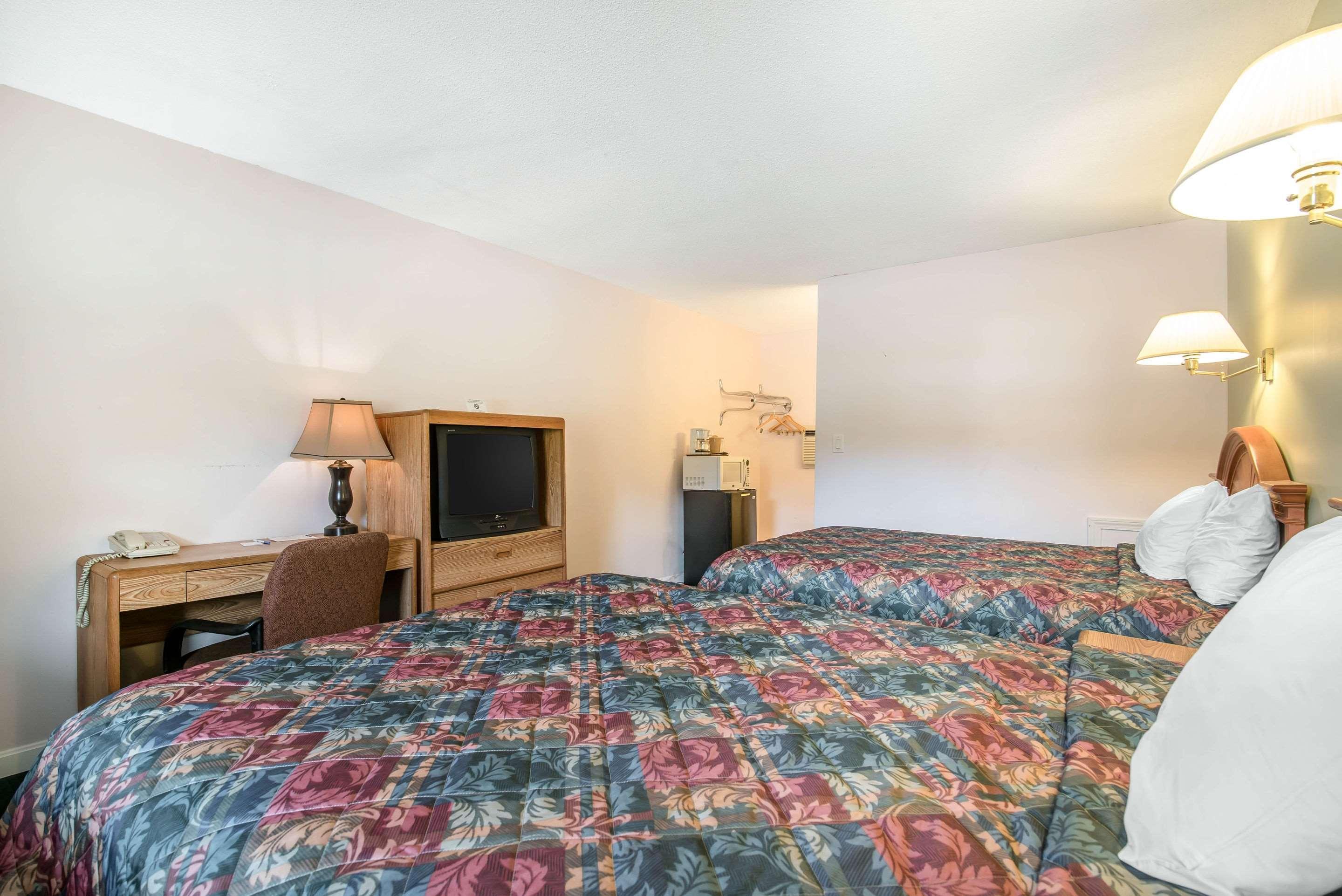Rodeway Inn Bellows Falls Exterior photo