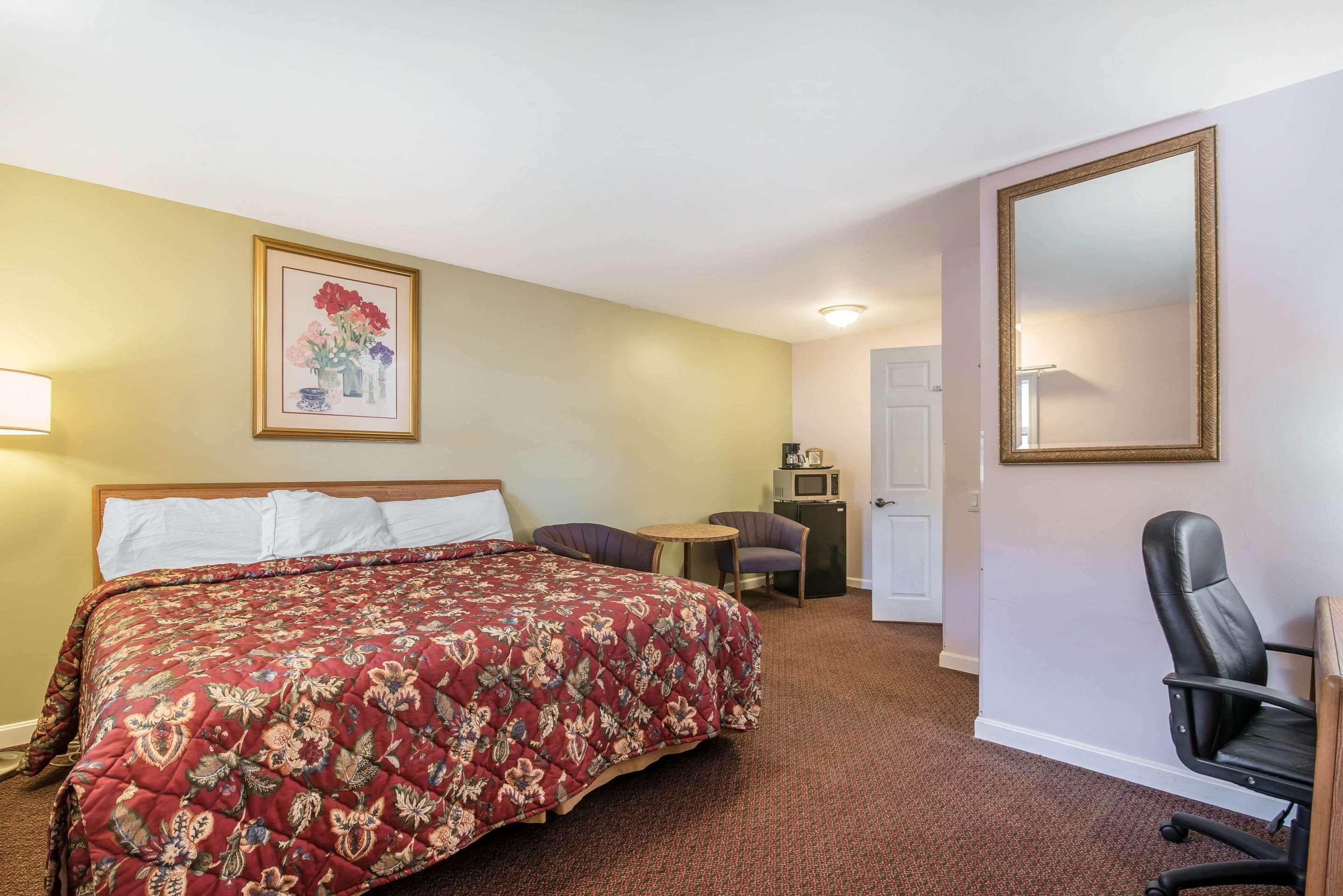 Rodeway Inn Bellows Falls Exterior photo