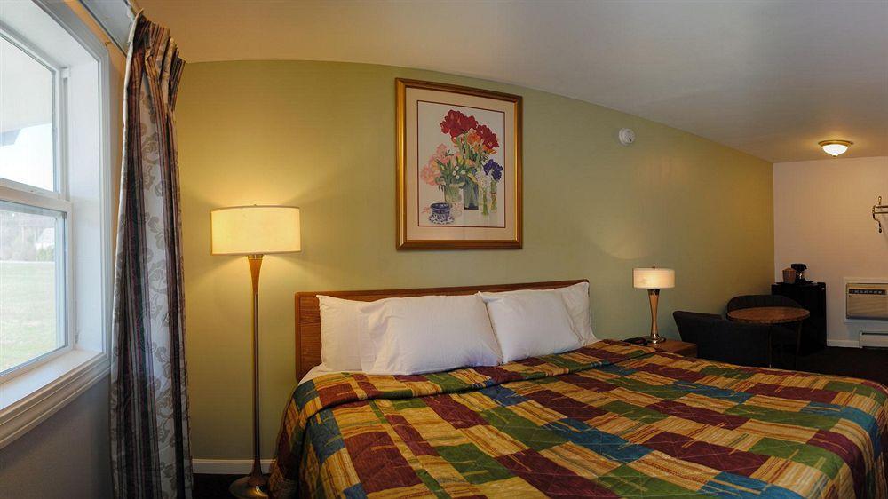 Rodeway Inn Bellows Falls Exterior photo