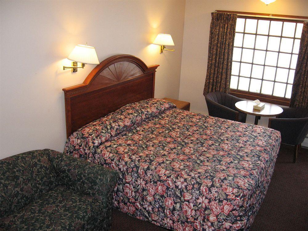 Rodeway Inn Bellows Falls Exterior photo